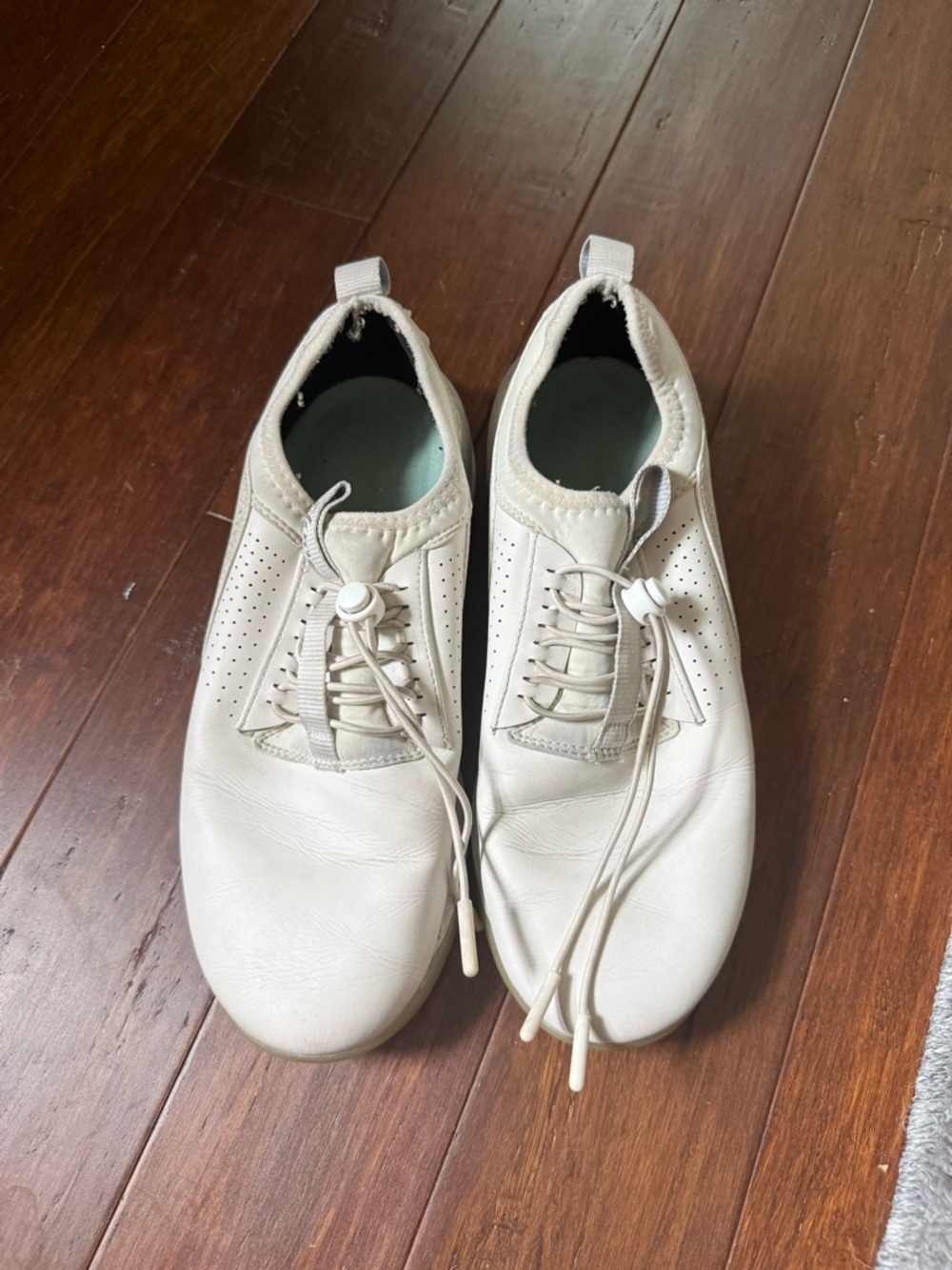 Clove nursing shoes